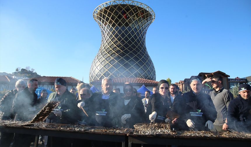 Rize'deki festivalde 2 ton hamsi dağıtıldı
