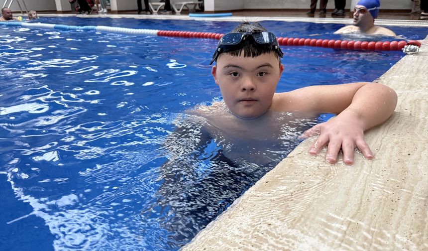 Tekirdağ'da 'özel çocuklar' yüzme yarışında mücadele etti