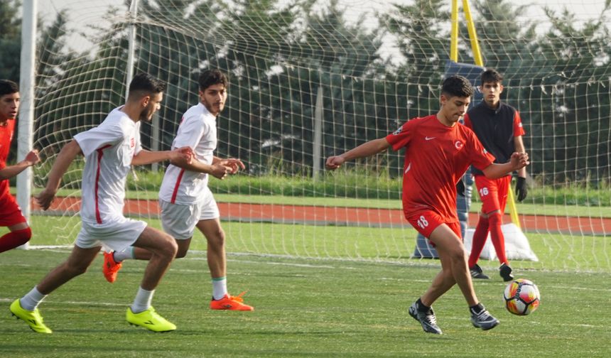 Tekirdağ'da Roman gençler dostluk maçı yaptı