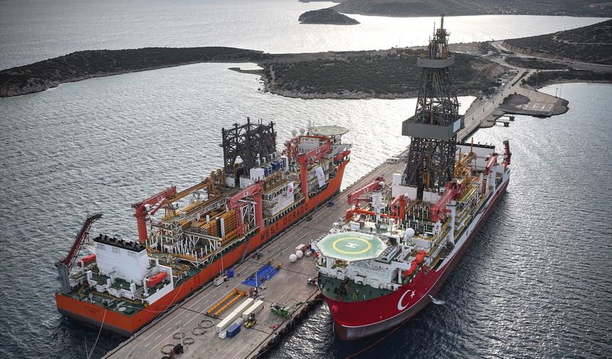 Türkiye'nin enerji filosuna katılan iki yeni sondaj gemisi yan yana geldi