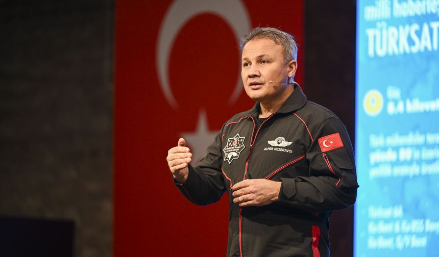 Türkiye'nin uzaya çıkan ilk astronotu Gezeravcı, İstanbul'da üniversite öğrencileriyle buluştu: