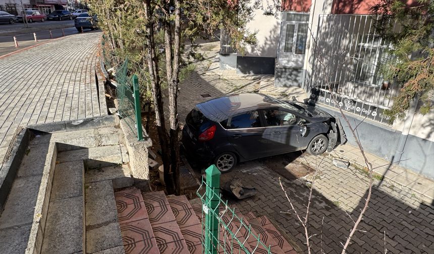 Yozgat'ta apartmanın bahçesine düşen otomobildeki 4 kişi yaralandı