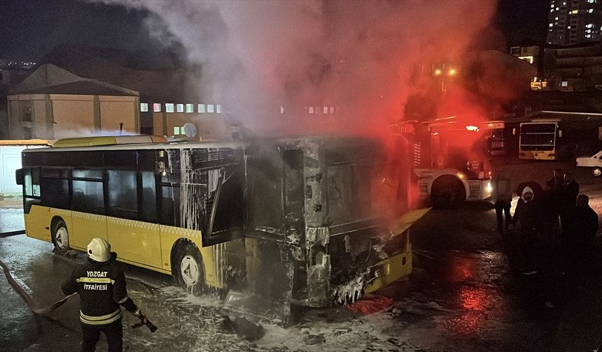 Yozgat'ta park halindeki halk otobüsünde çıkan yangın söndürüldü