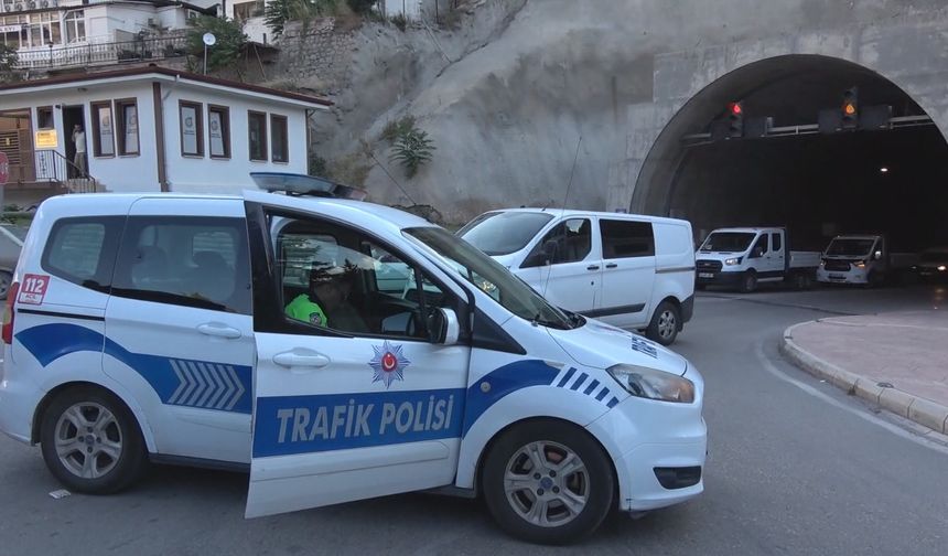Amasya'da Ferhat Tüneli'ndeki 4 otomobilin karıştığı zincirleme kaza kamerada