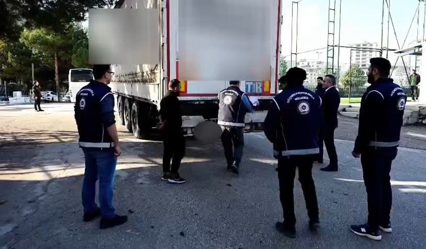 Amasya'da plastik ham madde yüklü TIR'dan 13 kaçak göçmen çıktı