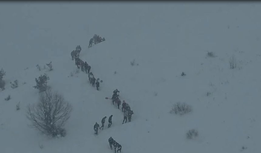 Artvin'de çığ düştü; kar altında kalan 3 çobandan 1'i öldü, 2'si aranıyor (2)