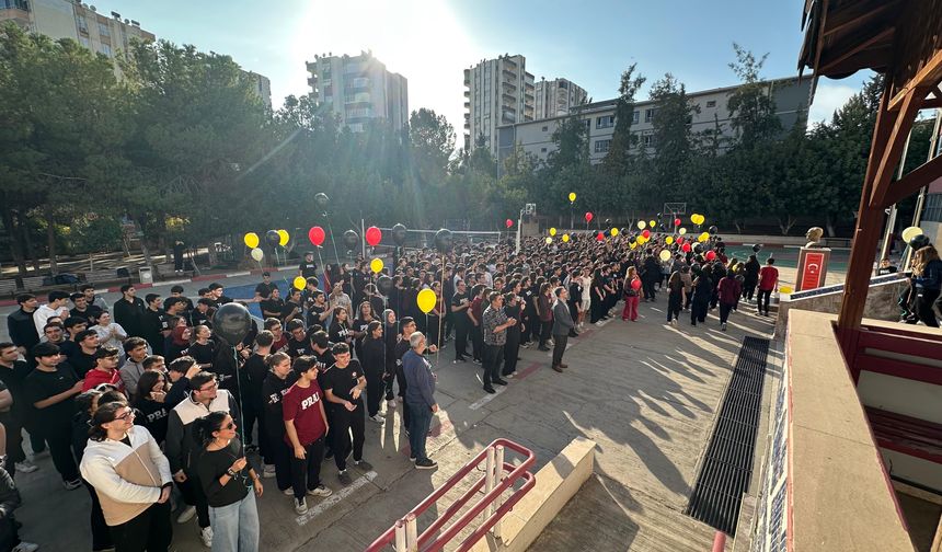 Aynı dönemde kansere yakalanan öğrenciler okullarında balonlarla karşılandı