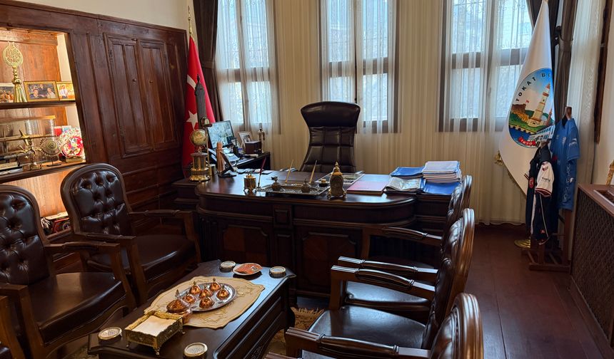 Başkanın makam odasından çıkan dinleme cihazındaki sim kart, cihazı bulan kişinin üstüne kayıtlı çıktı