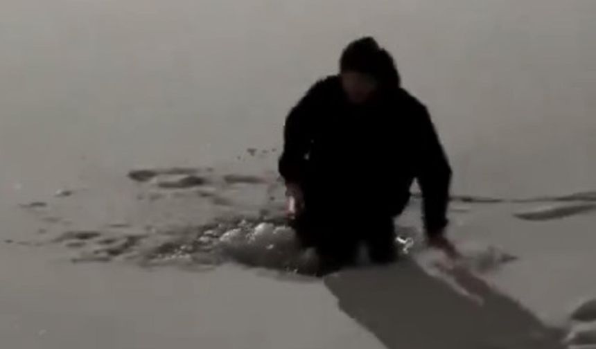 Buz tutan göletin üzerinde dans ederken suya düştü