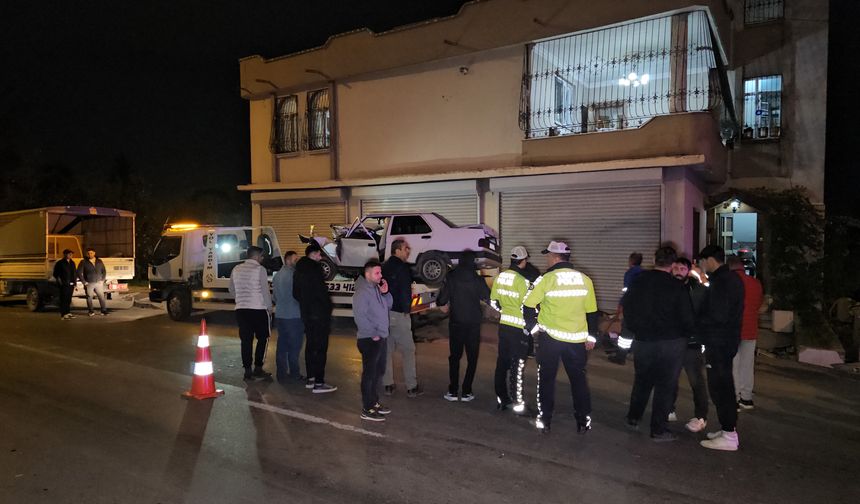 Çocuk sürücünün kullandığı otomobil, kamyonetle çarpıştıktan sonra evin duvarına vurdu: 1 ölü, 1 yaralı