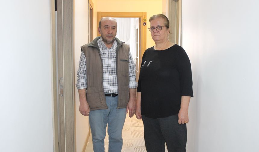 Depremde enkazdan sadece kızının çocukluk fotoğrafını kurtarabilen aile, yeni evlerinde