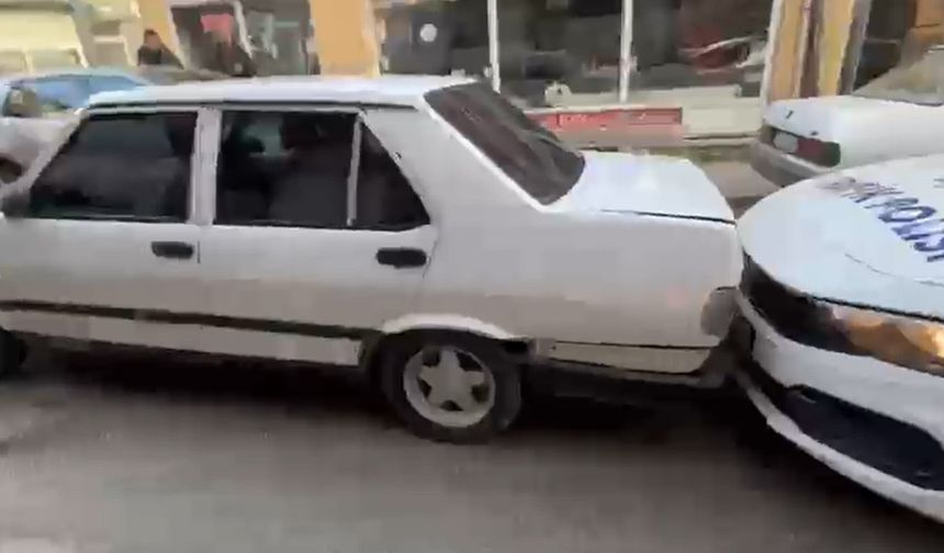 Drift atıp, polisten kaçan ehliyet sürücü, kaza yapınca yakalandı; o anlar kamerada