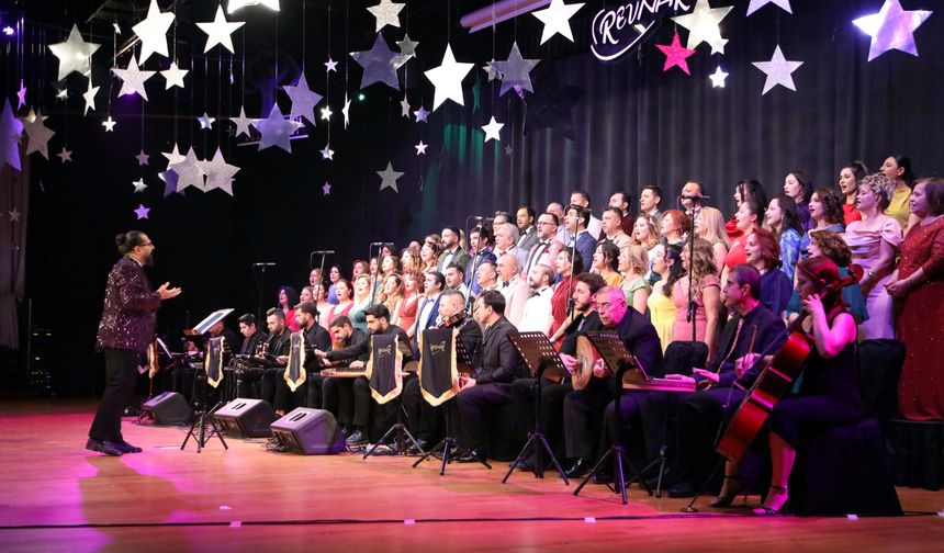 Gündüz şifa dağıtıyor, akşam kurduğu koroyla sahne alıyor