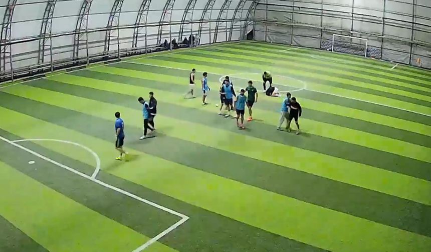 Halı saha maçında tekmeli- yumruklu kavga