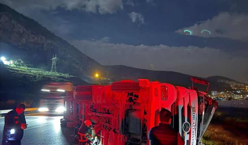 Hatay'da kuvvetli rüzgar çatıları uçurdu