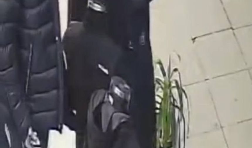 İstanbul - Sultangazi'de mağaza önlerinden kıyafet hırsızlığı kamerada