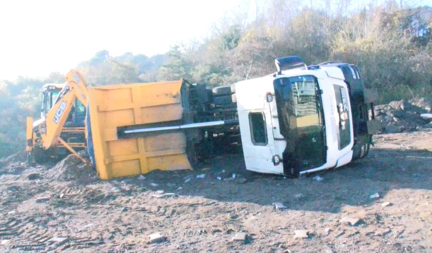 İstanbul - Üsküdar'da hafriyat kamyonu moloz döküm sırasında devrildi; şoför yaralandı