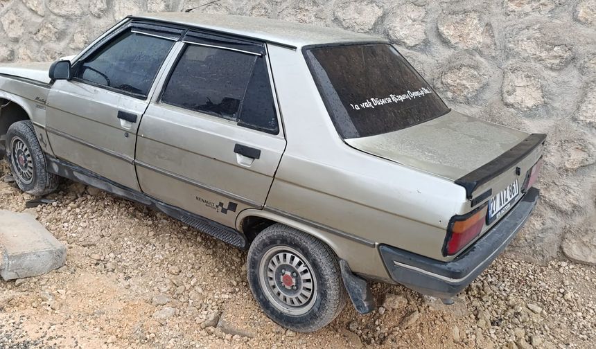 İstinat duvarına çarpan otomobilin sürücüsü ağır yaralandı, annesi öldü