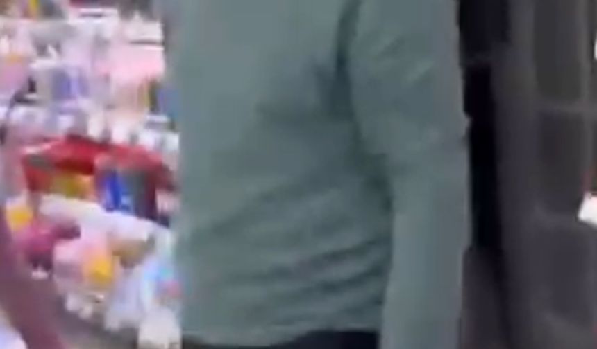 Kırtasiyede genç kızın fotoğrafını çeken şüpheliye tepki