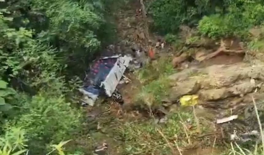 Kolombiya'da otobüs uçuruma yuvarlandı: 17 ölü, 20 yaralı