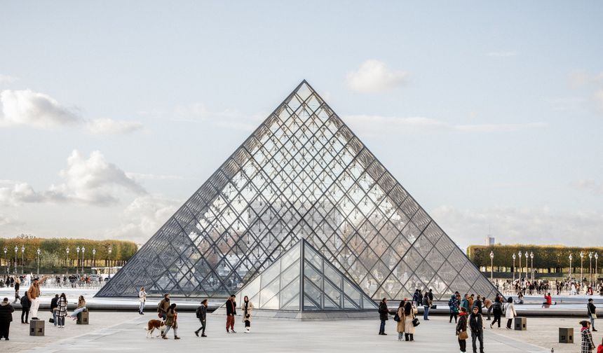 Paris'teki Louvre Müzesi'nin, çalışanlarının greve gitmesi nedeniyle bugün kapalı olacağı bildirildi