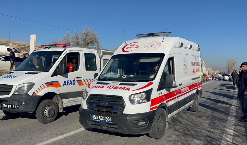 Nevşehir'de yolcu midibüsü ile otomobil çarpıştı: 11 yaralı