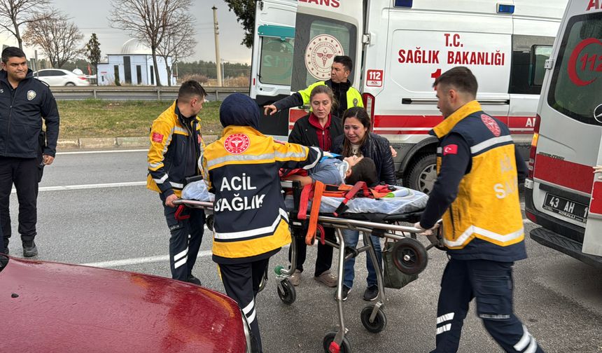 Otomobil park halindeki TIR'a çarptı: 2'si çocuk, 3 yaralı