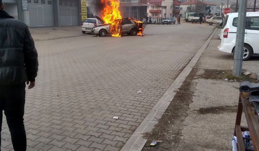 Otomobilin alev alev yandığı anlar kamerada