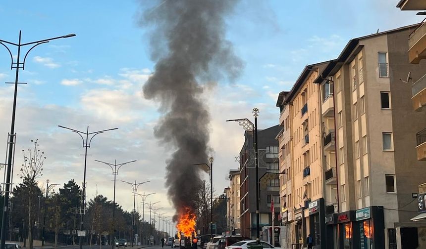 Park halindeki minibüs yandı