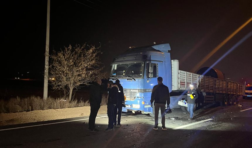 Park halindeki TIR'a çarpan otomobildeki 2 kişi yaralandı