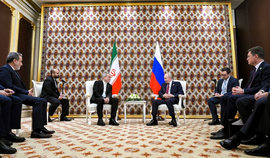 Rusya Devlet Başkanı Putin ile İran Cumhurbaşkanı Pezeşkiyan, Türkmenistan'da görüştü
