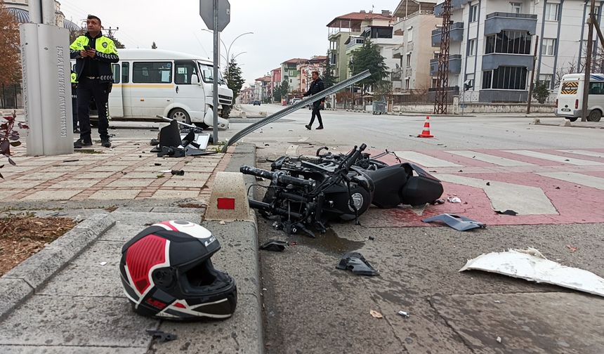 Servis minibüsüyle çarpışan motosikletin sürücüsü ağır yaralandı