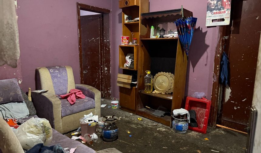 Trabzon'da 3 evden tonlarca çöp çıktı