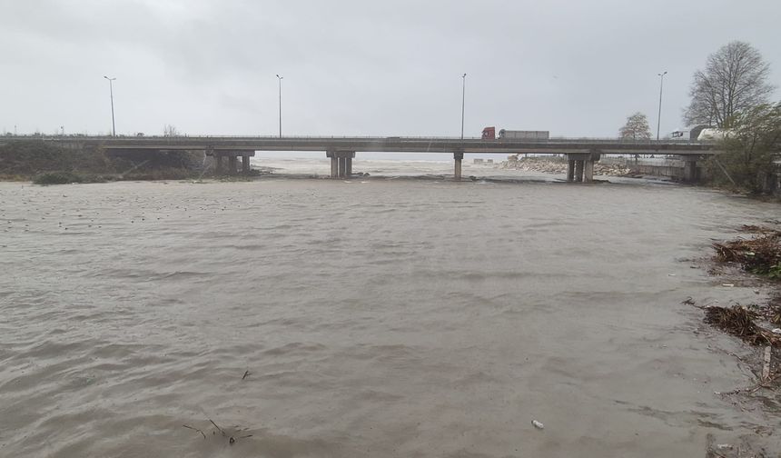 Zonguldak'ta fırtına nedeniyle dalga boyu 4 metreye ulaştı