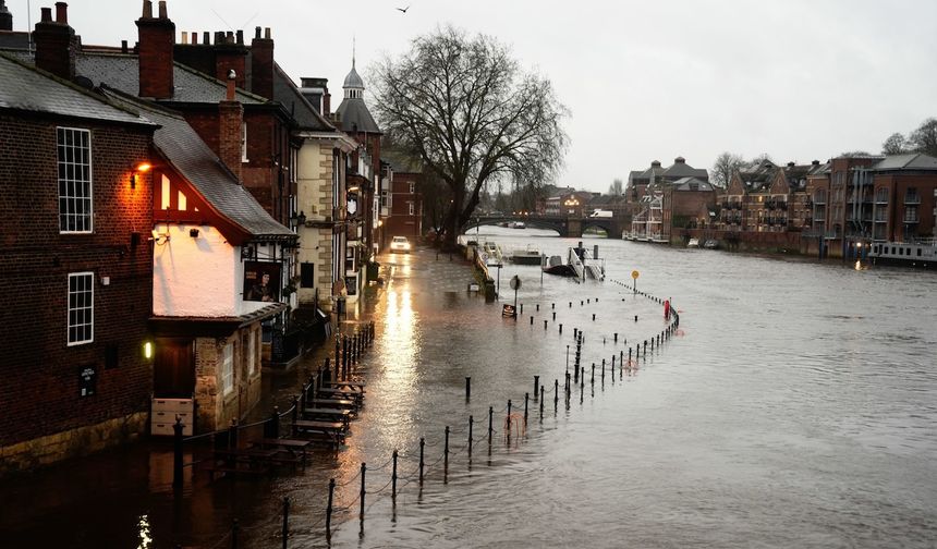 İngiltere York'ta evler ve sokaklar sular altında kaldı