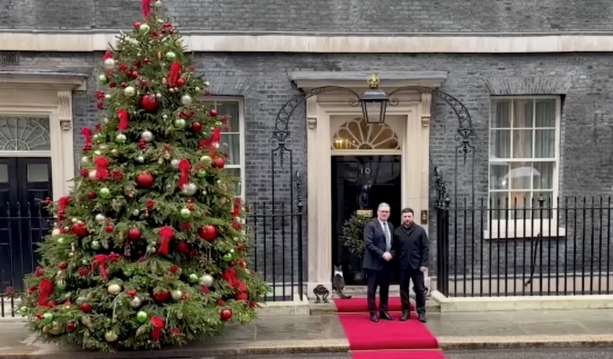 Zelenskiy, İngiltere'de Starmer, Macron ve Merz ile görüştü