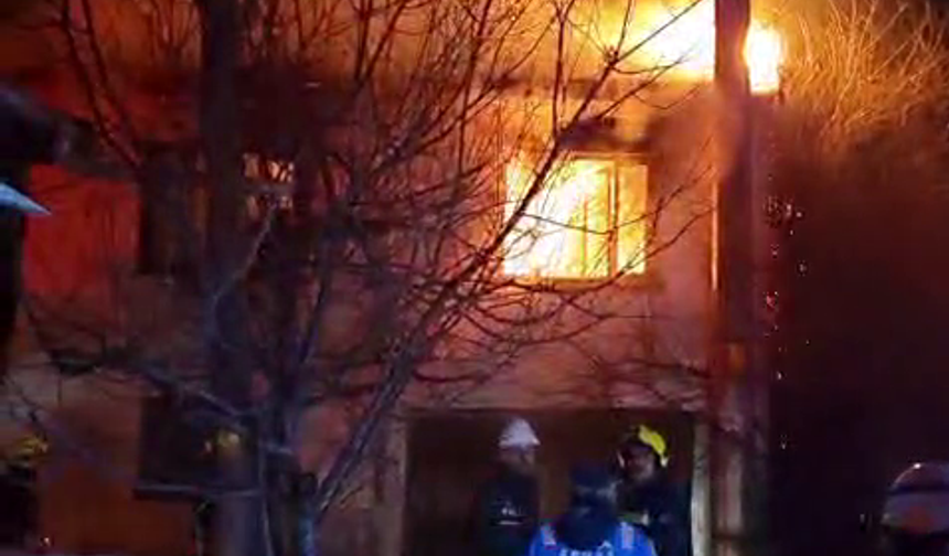 2 katlı ev alev alev yandı