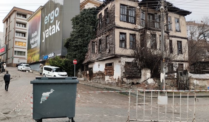 3 katlı metruk binanın bir kısmı, park halindeki aracın üstüne çöktü