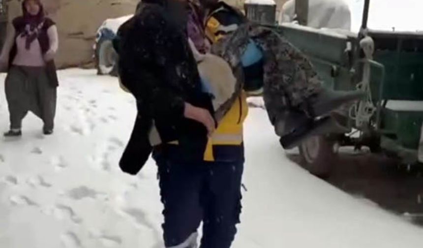 90 yaşındaki hastayı kucağını alarak ambulansa taşıdı