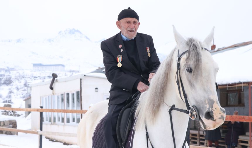 96 yaşındaki Kore gazisi, ata biniyor