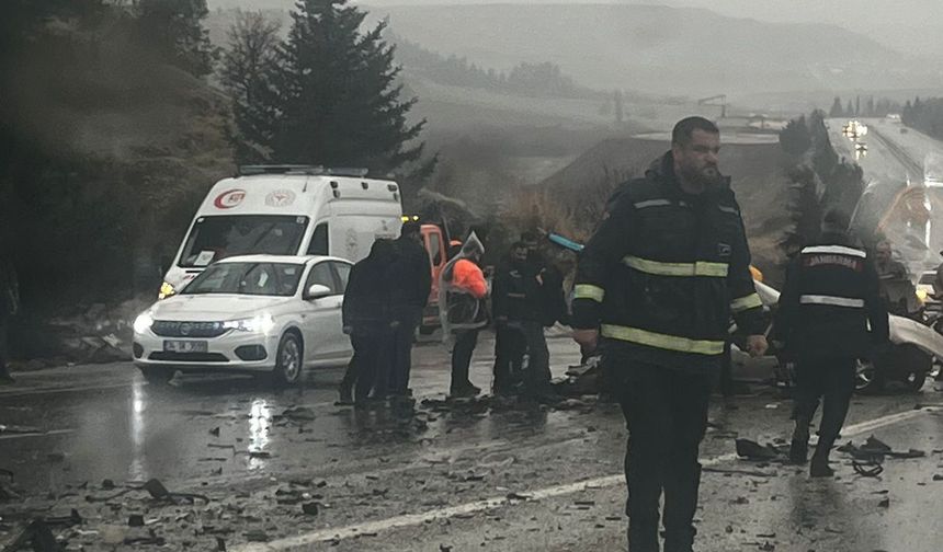 Adıyaman'da yolcu otobüsü ile otomobil çarpıştı; 3 ölü, 3 yaralı