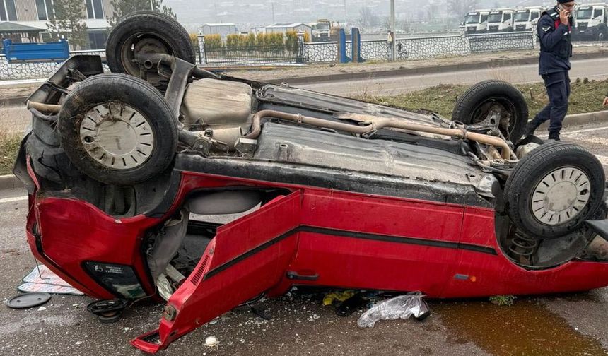 Ağaca çarpıp takla atan otomobilin sürücüsü yaralandı