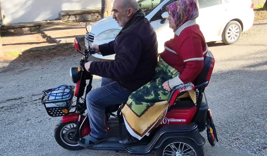 Ağaçtan düşüp omurgası kırılan eşinin en büyük destekçisi oldu