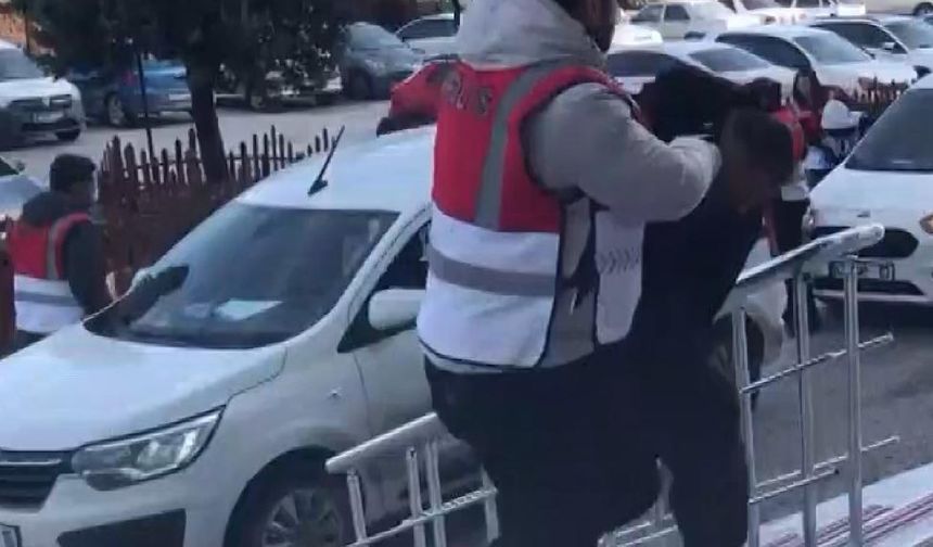 Akaryakıt istasyonundan gasbettikleri paraları başka bir akaryakıt istasyonunda harcamışlar