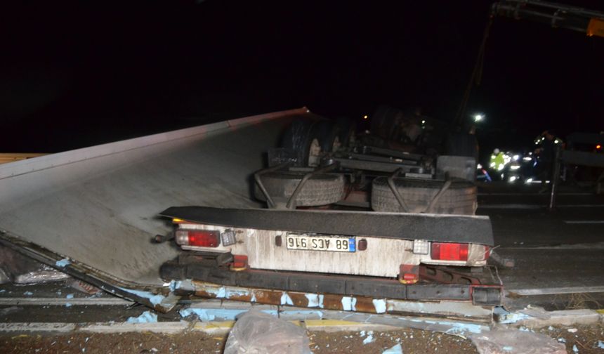 Aksaray'da et taşıyan TIR, bariyere çarpıp devrildi; 1 ölü