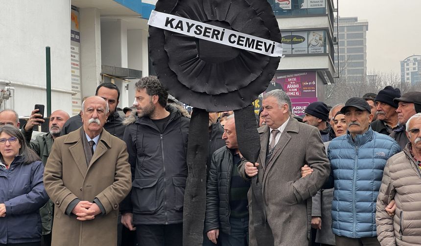 Alevi derneklerinden, CHP Kayseri İl Başkanlığı önüne siyah çelenk