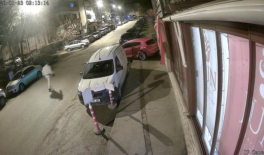 Alkollü sürücünün kullandığı otomobil park halindeki araçlara çarptı; o anlar kamerada