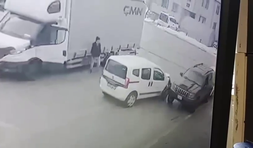 Araç muayene istasyonunda 3 aracın hasar gördüğü kaza kamerada