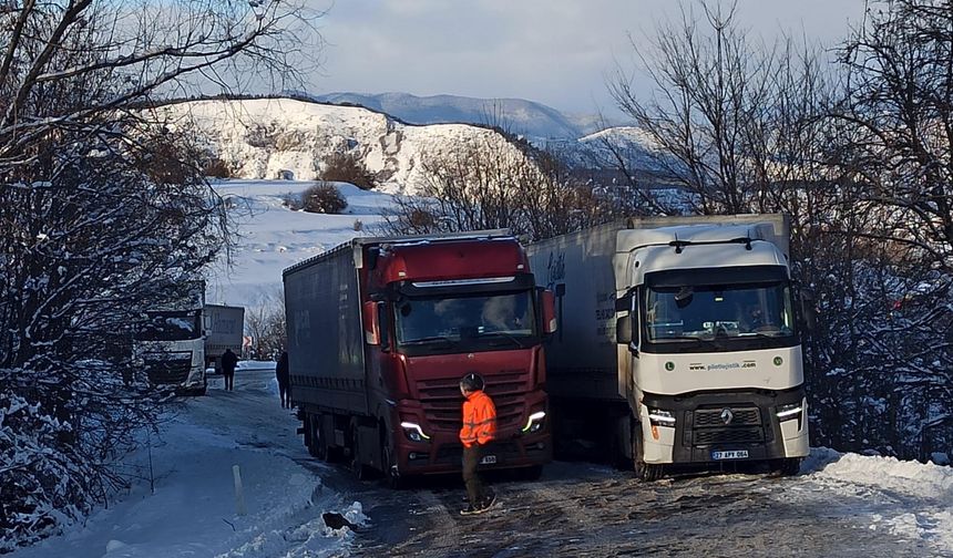Ardahan'da TIR kaydı, uluslararası yol trafiğe kapandı