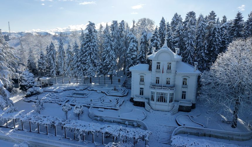 Atatürk Köşkü beyaza büründü, karın keyfini çocuklar çıkardı